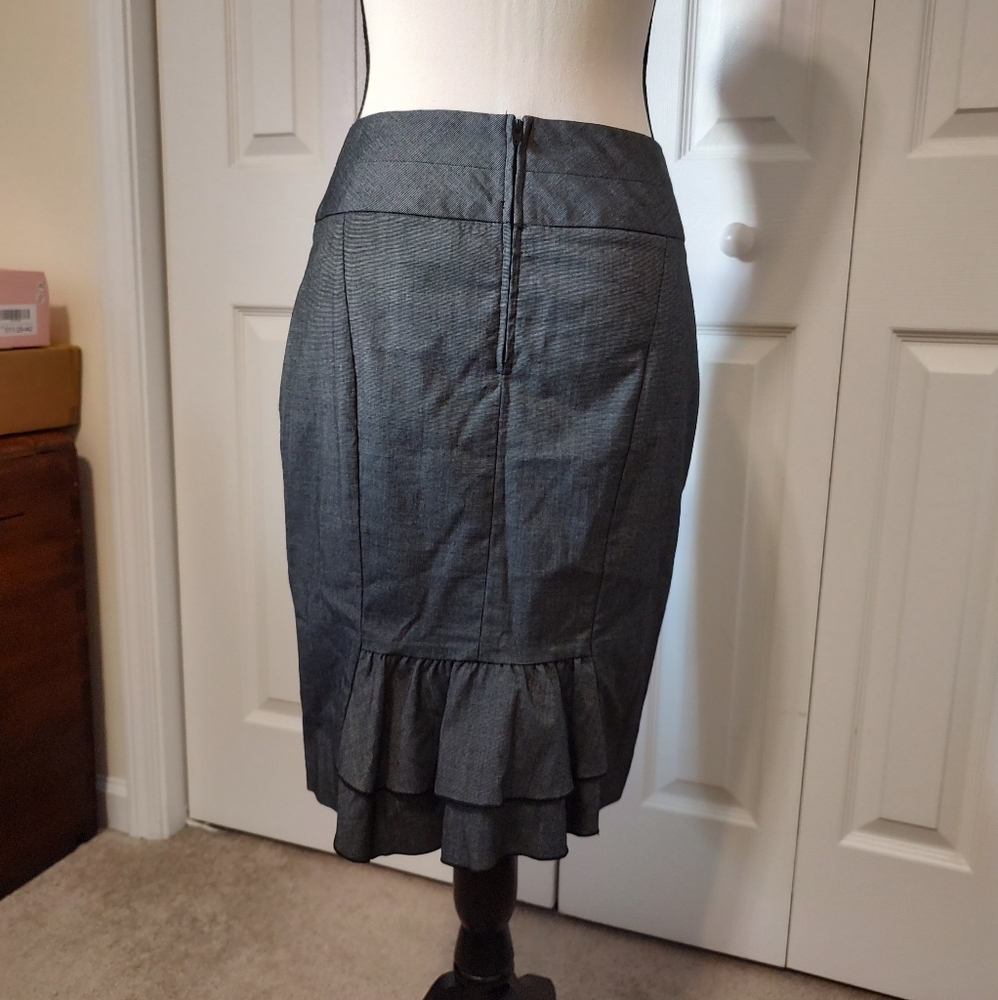 Pencil skirt with cute rear ruffle
